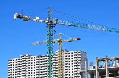 Turna ve bina mavi gökyüzüne karşı yapım aşamasında