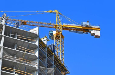 Turna ve bina mavi gökyüzüne karşı yapım aşamasında