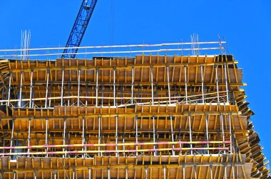 Turna ve bina mavi gökyüzüne karşı yapım aşamasında