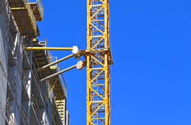 Turna ve bina mavi gökyüzüne karşı yapım aşamasında