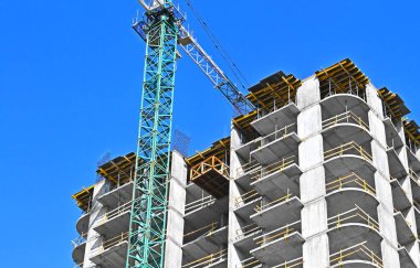 Turna ve bina mavi gökyüzüne karşı yapım aşamasında