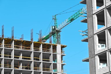 Turna ve bina mavi gökyüzüne karşı yapım aşamasında