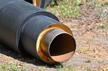 İnşaat alanında ısı yalıtımlı paslı çelik boru.