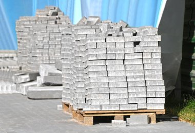 İnşaat alanında kaldırım taşı yığını