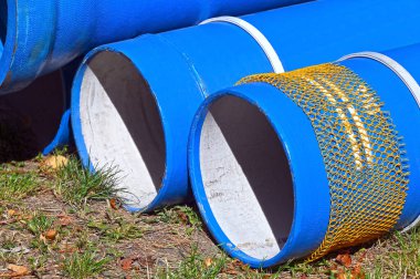 İnşaat alanına yığılmış seramik kanalizasyon borusu