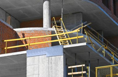 İnşaat inşaatı beton ve tuğladan yapılıyor.