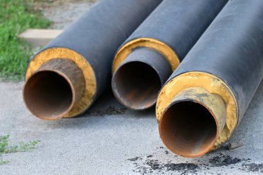 İnşaat alanında ısı yalıtımlı paslı çelik boru.