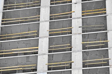 Yüksek binalı inşaat inşaat iskelesi ile çalışıyor