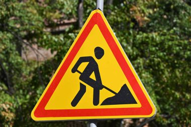 Yol inşaatında uyarı işareti