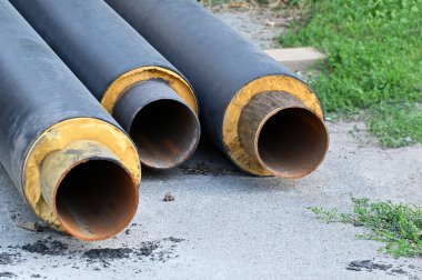 İnşaat alanında ısı yalıtımlı paslı çelik boru.