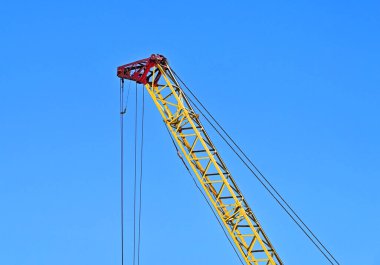 Mavi gökyüzüne karşı hareketli sarı kule vinci