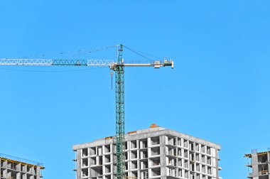 Turna ve bina mavi gökyüzüne karşı yapım aşamasında