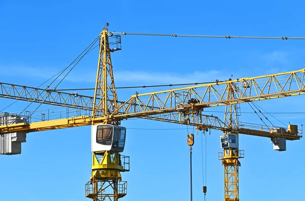 Guindaste Torre Construção Alta Contra Céu Azul — Fotografia de Stock