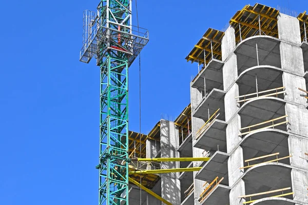 Gru Edificio Costruzione Contro Cielo Blu — Foto Stock