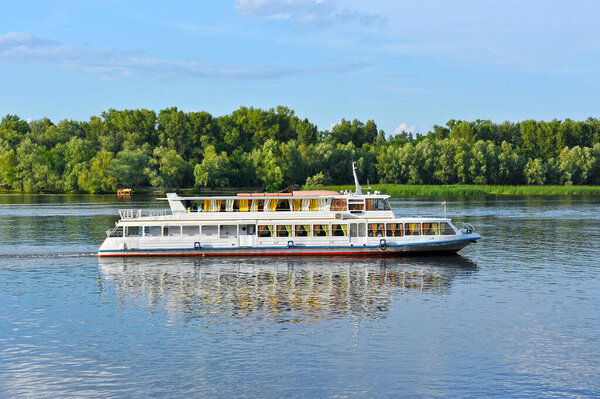Туристический катер на Днепре, Киев, Украина