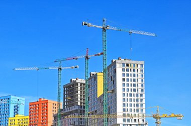 Turna ve bina mavi gökyüzüne karşı yapım aşamasında