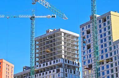 Turna ve bina mavi gökyüzüne karşı yapım aşamasında