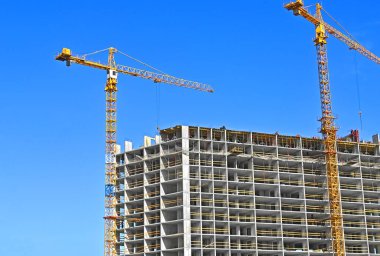 Turna ve bina mavi gökyüzüne karşı yapım aşamasında