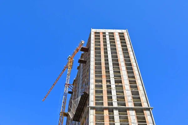 Kran Und Gebäude Bau Vor Blauem Himmel — Stockfoto