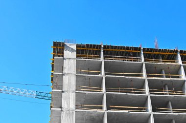 Turna ve bina mavi gökyüzüne karşı yapım aşamasında