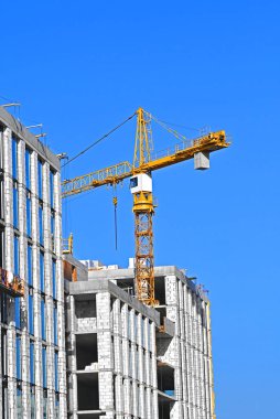 Turna ve bina mavi gökyüzüne karşı yapım aşamasında