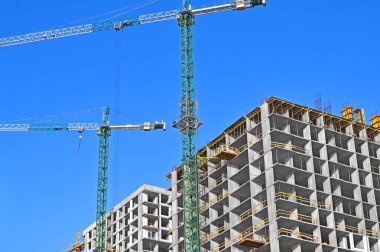Turna ve bina mavi gökyüzüne karşı yapım aşamasında