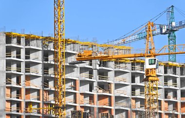 Turna ve bina mavi gökyüzüne karşı yapım aşamasında