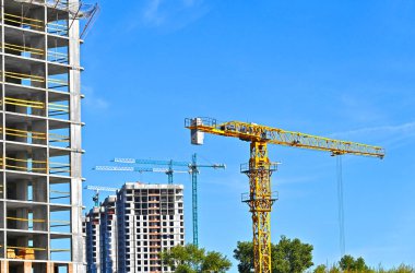 Turna ve bina mavi gökyüzüne karşı yapım aşamasında