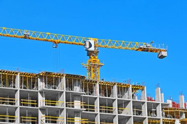 Turna ve bina mavi gökyüzüne karşı yapım aşamasında