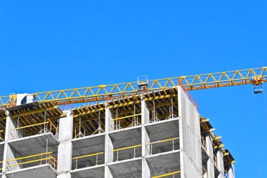 Turna ve bina mavi gökyüzüne karşı yapım aşamasında