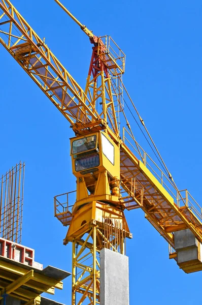 Kran Und Gebäude Bau Vor Blauem Himmel — Stockfoto