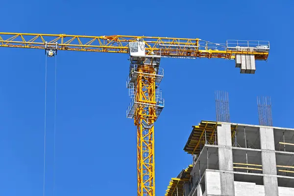 Grue Bâtiment Construction Contre Ciel Bleu — Photo