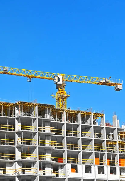 Guindaste Construção Construção Contra Céu Azul — Fotografia de Stock