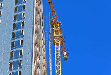 Turna ve bina mavi gökyüzüne karşı yapım aşamasında