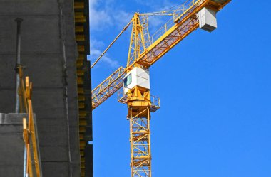 Turna ve bina mavi gökyüzüne karşı yapım aşamasında