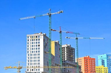 Turna ve bina mavi gökyüzüne karşı yapım aşamasında