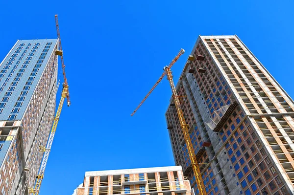 Turna ve bina mavi gökyüzüne karşı yapım aşamasında