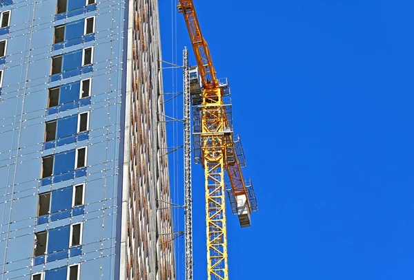 Turna ve bina mavi gökyüzüne karşı yapım aşamasında