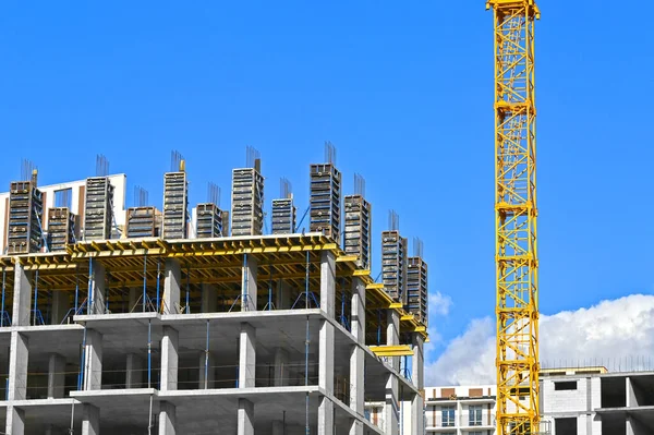 Grue Bâtiment Construction Contre Ciel Bleu — Photo