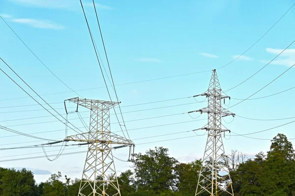 Elektryczne Linie Pylon Tle Niebieskiego Nieba — Zdjęcie stockowe