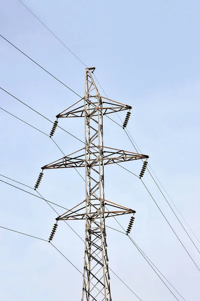 Elektryczne Linie Pylon Tle Niebieskiego Nieba — Zdjęcie stockowe