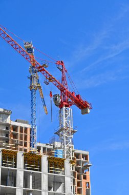 Turna ve bina mavi gökyüzüne karşı yapım aşamasında