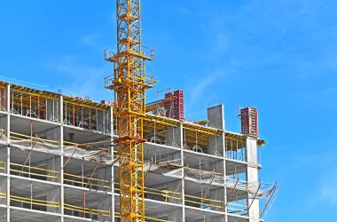 Turna ve bina mavi gökyüzüne karşı yapım aşamasında