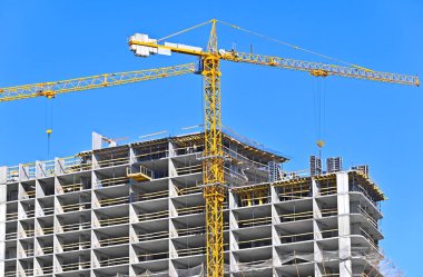 Turna ve bina mavi gökyüzüne karşı yapım aşamasında