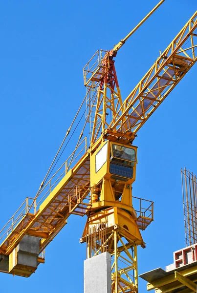 Guindaste Construção Construção Contra Céu Azul — Fotografia de Stock