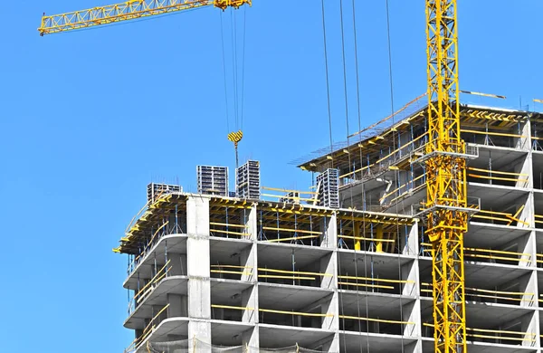 Kran Und Gebäude Bau Vor Blauem Himmel — Stockfoto