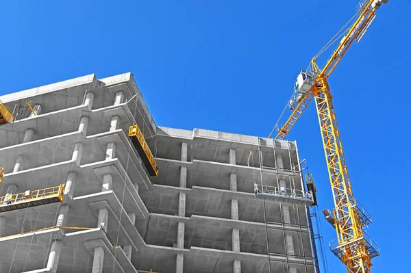 Kran Und Gebäude Bau Vor Blauem Himmel — Stockfoto