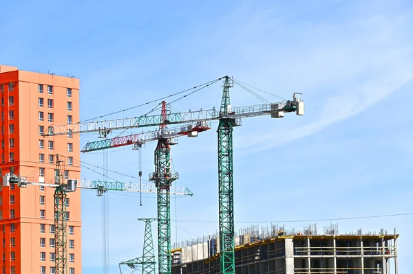 Gru Edificio Costruzione Contro Cielo Blu — Foto Stock