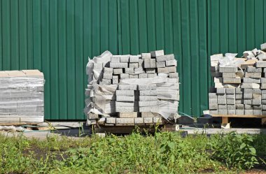 İnşaat alanında kaldırım taşı yığını