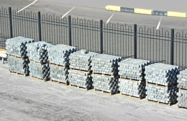 İnşaat alanında kaldırım taşı yığını